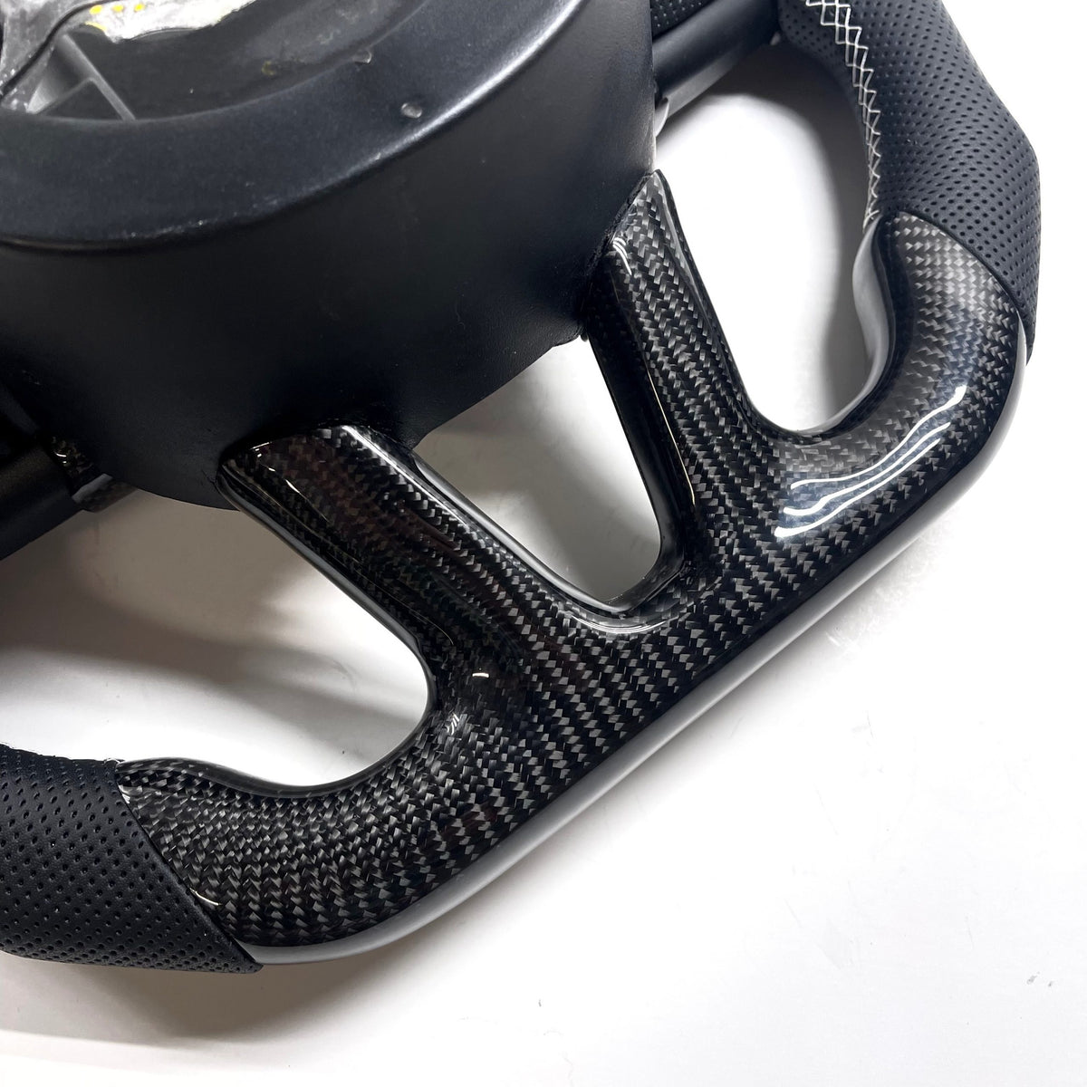 2015+ Dodge Charger/Challenger – Carbon- White Stitching