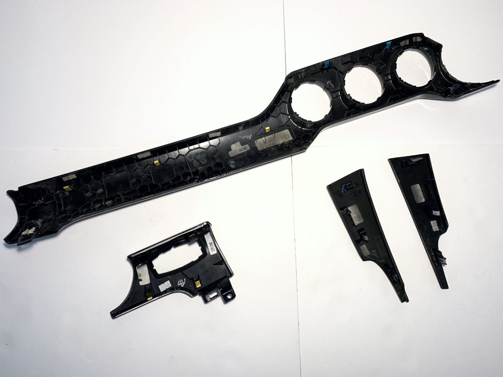 2015+ Mustang – 3 Vent Carbon Dash Set