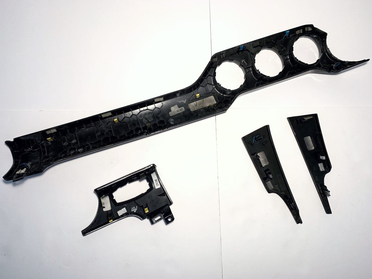 2015+ Mustang – 3 Vent Carbon Dash Set