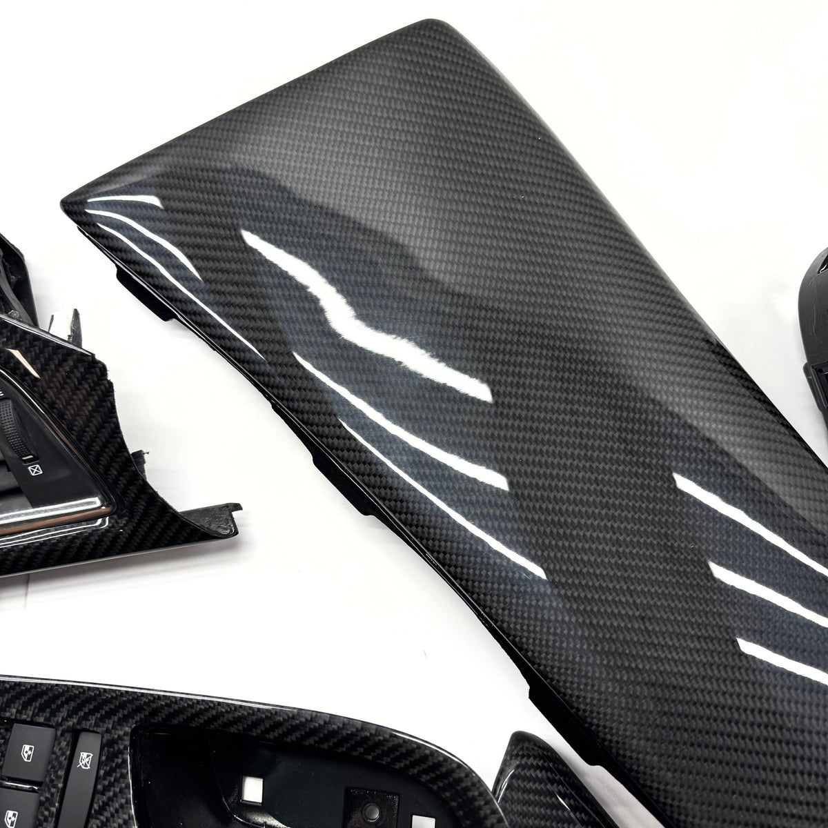 2014-2017 Chevrolet SS Sedan – 7 Piece Carbon Dash Kit